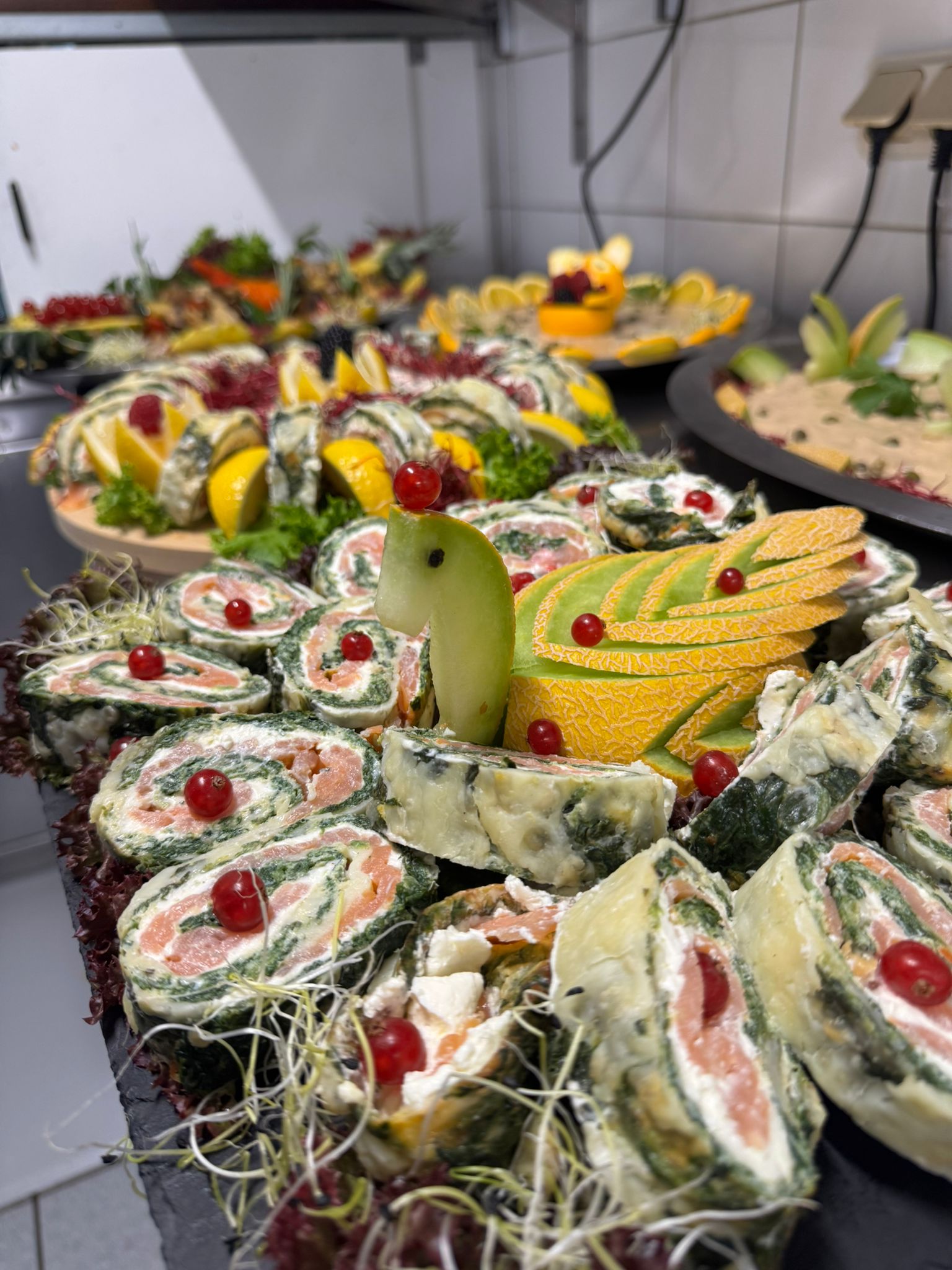 Professionelle Küche mit wunderschön angerichteten Gourmet-Gerichten und Koch bei der Zubereitung