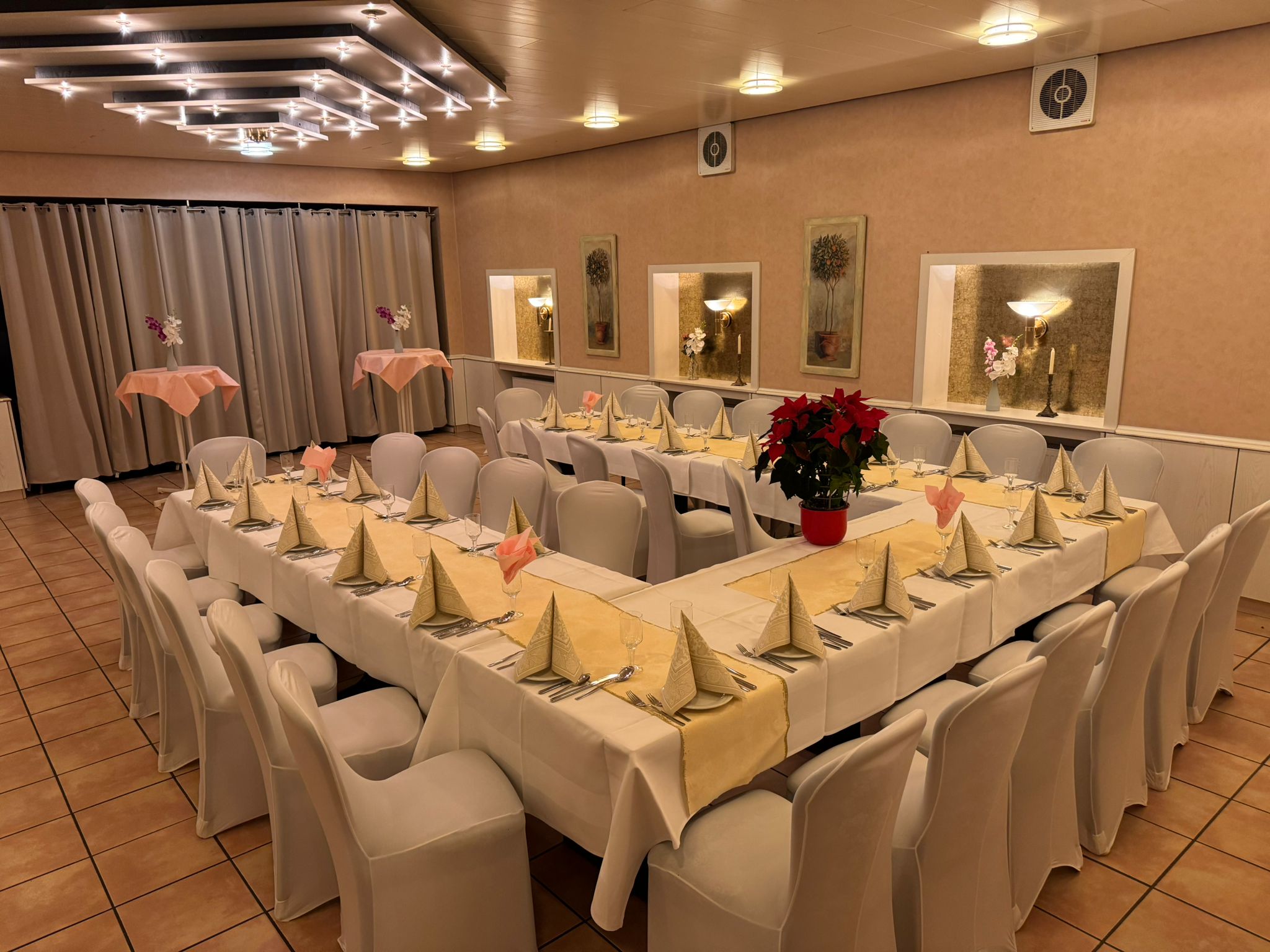 Eleganter Speisesaal mit formellen Tischdekorationen